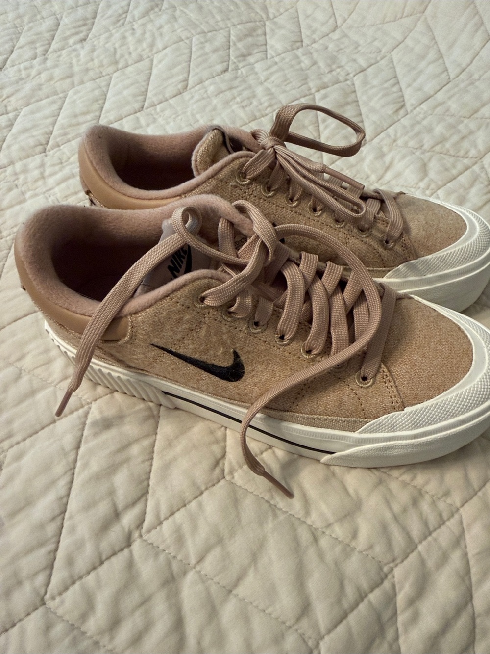 New in box! Nike Women’s Tan court legacy lift